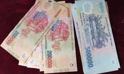 Dọn vệ sinh trên tàu, phát hiện cọc tiền 78 tờ đủ mệnh giá từ 2.000-500.000 đồng