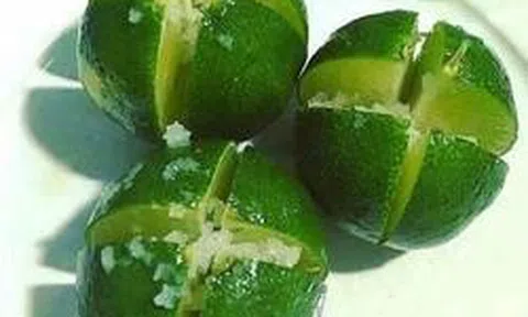 Vì sao ngày càng nhiều gia đình thích đặt đĩa chanh muối ở góc nhà?