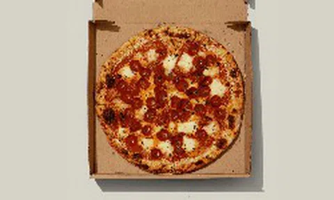 Vì sao bánh pizza hình tròn lại được đựng trong hộp vuông và cắt thành hình tam giác?