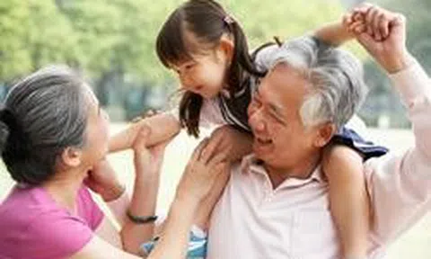 Cháu nội, cháu ngoại bẩm sinh thân thiết với ai hơn? Quy luật di truyền đã có lời giải, rất bất ngờ
