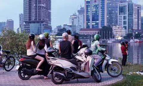 Người dân TPHCM đổ về Bến Bạch Đằng, trầm trồ trước cảnh tượng chưa từng thấy