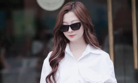 Ca sĩ Vân Anh khiến netizen bất ngờ khi xuất hiện với hình ảnh người mẫu thời trang tại sự kiện của SIXDO. Liệu đã chán làm ca sĩ?