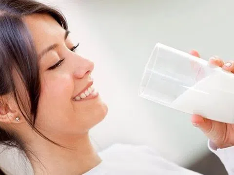 Uống sữa bảo vệ và ngăn ngừa tắc mạch máu nhưng khi uống cần lưu ý 3 điều để bảo vệ dạ dày, giảm cholesterol