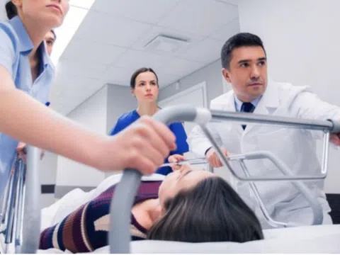 Nữ kế toán 30 tuổi liệt nửa người vì 1 chế độ ăn nhiều người trẻ đang “chạy theo”: Bác sĩ cảnh báo khẩn