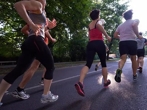 Chạy bộ 30 phút hay đi bộ 60 phút tốt hơn? Câu trả lời có chút bất ngờ