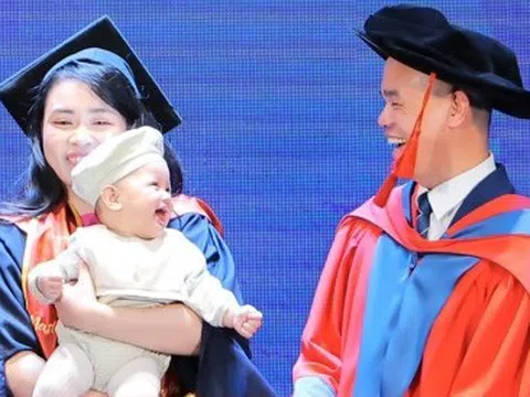 Tân thạc sĩ bế con nhận bằng, khoảnh khắc em bé mỉm cười gây 'bão' mạng xã hội