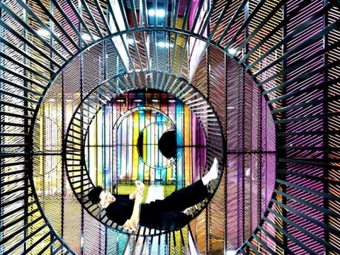 Giới trẻ TPHCM check in công viên xếp chữ bên sông