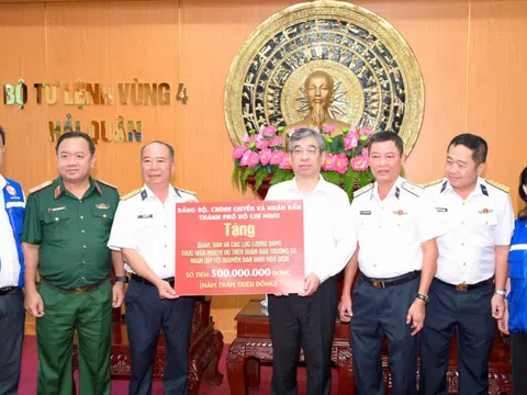 Lãnh đạo TPHCM thăm cán bộ, chiến sĩ và nhân dân trên quần đảo Trường Sa