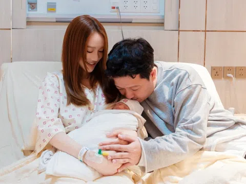 Nhã Phương sinh con thứ 3, Trường Giang bật khóc xin lỗi vợ