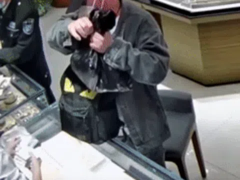 Nam thanh niên chi 6 tỷ đồng mua vàng rồi bán lỗ 700 triệu trong 1 ngày, công an phát hiện bất thường trong nhà vệ sinh