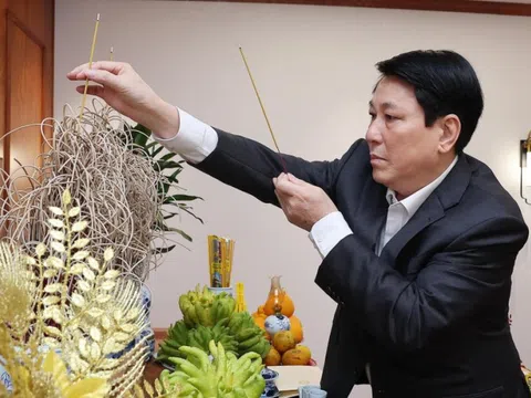 Chủ tịch nước thắp hương tưởng nhớ cố Tổng Bí thư Nguyễn Phú Trọng, thăm hỏi Phu nhân Ngô Thị Mận