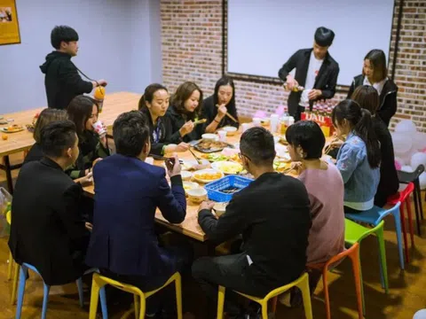 Họp lớp, tôi phát hiện lớp trưởng ở nhà thuê nhưng lại sẵn sàng bao bữa ăn hết 60 triệu đồng: Ngày hôm sau gặp riêng, tôi chết sững