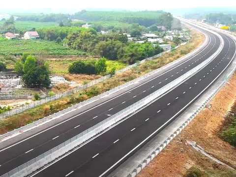 Cận cảnh cao tốc kết nối TPHCM với Đồng Nai sẽ thông xe trước Tết Nguyên đán
