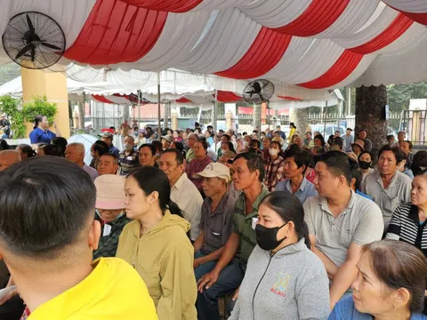 Hình ảnh người dân đón nhận hàng ngàn phần quà dịp Tết đến xuân về