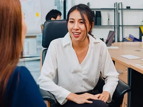 Nhà tuyển dụng hỏi khó: Nếu phát hiện chồng sếp ngoại tình, bạn xử lý như nào?, cô gái trẻ trả lời 1 câu thể hiện EQ cao vút!