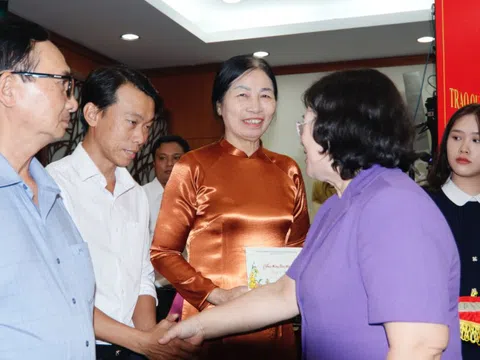 TPHCM dành hơn 1 tỉ đồng tặng quà Tết cho bí thư chi bộ cơ sở