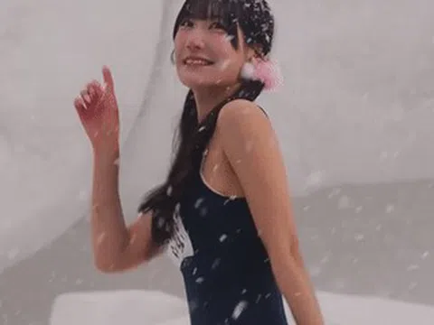 Nữ ca sĩ 29 tuổi gây sốc khi mặc đồ bơi biểu diễn dưới tuyết