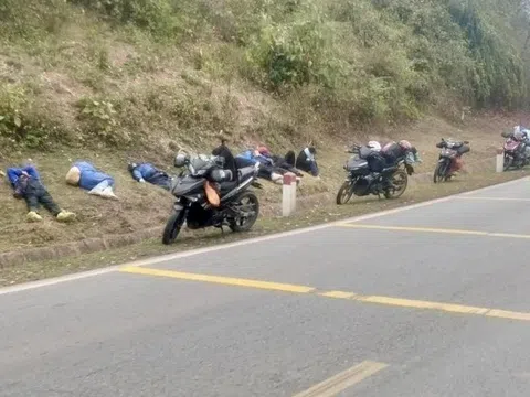 Người lao động ngủ gục bên đường sau khi chạy xe 400km về quê đón Tết: Bức ảnh gây tranh luận