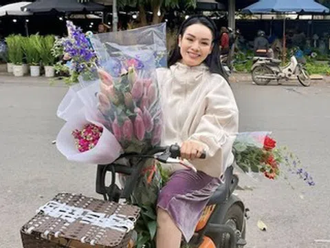 Kim Lý tình tứ hôn vợ Hồ Ngọc Hà, Phó giáo sư Tân Nhàn đi chợ quê sắm Tết