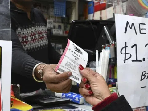 Trúng số 10 triệu USD, người đàn ông "đốt tiền" không kiểm soát