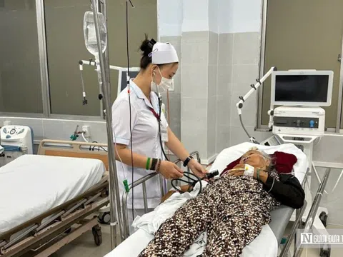 Đêm giao thừa nơi phòng cấp cứu: Giành giật sự sống trong từng nhịp thở