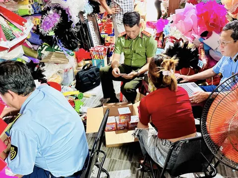 Nhiều cơ sở bán pháo hoa trên mạng dịp Tết bị "tuýt còi"