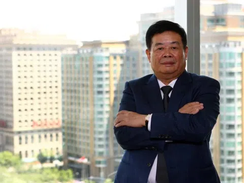 Vị tỷ phú 'bắt' con trai làm công nhân, quyên nửa tài sản làm từ thiện