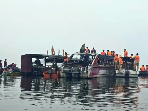 Khẩn trương điều tra nguyên nhân vụ chìm tàu chở khách trên hồ Thác Bà