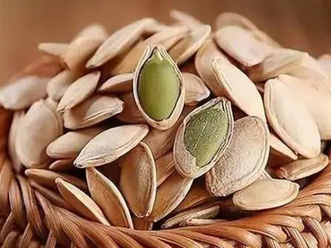 Ăn hạt bí đỏ giúp bổ dưỡng, nhưng sau 60 tuổi cần nhớ 5 điều này để tránh rước bệnh vào người