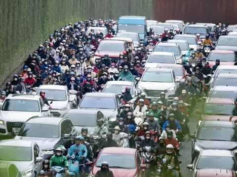 Sáng khai xuân, dân công sở Hà Nội đối mặt "kiếp nạn" đầu tiên của năm mới