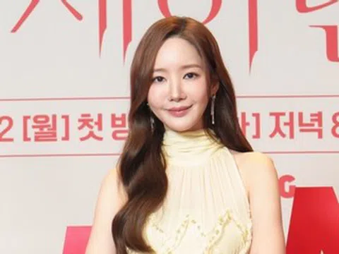 'Thư ký Kim' Park Min Young nhịn ăn, ngày uống 3 lít nước