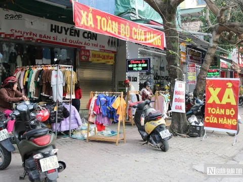 Cửa hàng thời trang đồng loạt giảm giá sâu, người dân vẫn dè dặt sắm Tết