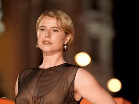 Nữ diễn viên 37 tuổi khoe dáng nóng bỏng với váy xuyên thấu