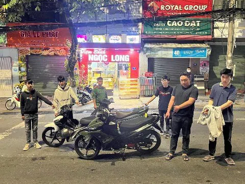 Bắt nhóm đối tượng giả danh công an để kiểm tra người đi đường trong đêm