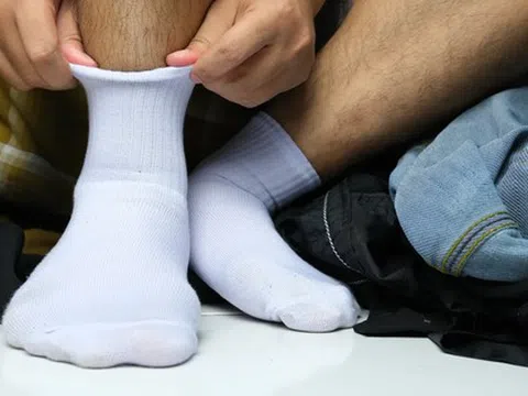 Chỉ đau ngón chân cái, người đàn ông cởi tất ra kiểm tra: Cộng đồng mạng “đứng ngồi không yên” vì một chi tiết bất thường