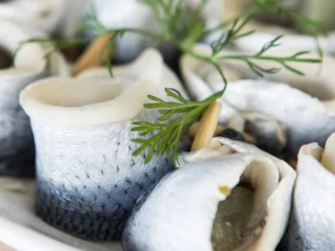 Rẻ hơn hẳn cá hồi, đây là loại cá được Mỹ đánh giá "tốt nhất thế giới", nhỏ nhưng cực giàu omega-3: Người Việt rất hay ăn