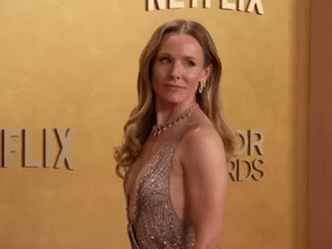 Nữ diễn viên 46 tuổi gây sốc khi 'mặc cũng như không' lên thảm đỏ