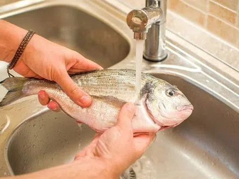 3 sai lầm khiến cá càng rửa càng tanh