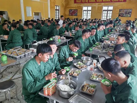 Bữa cơm đầu tiên của 205 tân binh sau khi nhập ngũ