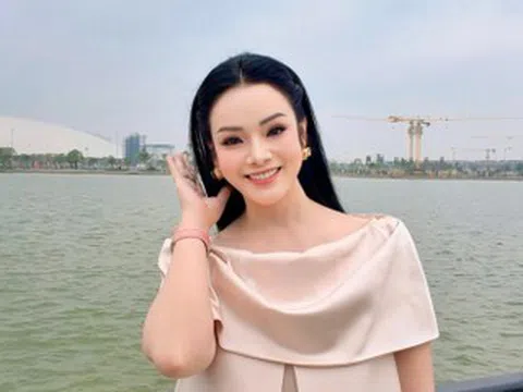 Cục trưởng Xuân Bắc chúc chị em 'căng tròn mịn', Phó giáo sư Tân Nhàn khoe giọng ngọt ngào