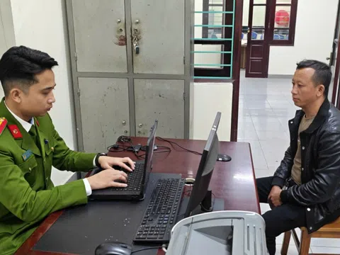 Buồn ngủ, tài xế ô tô tông và hất văng người phụ nữ thu gom rác lên vỉa hè