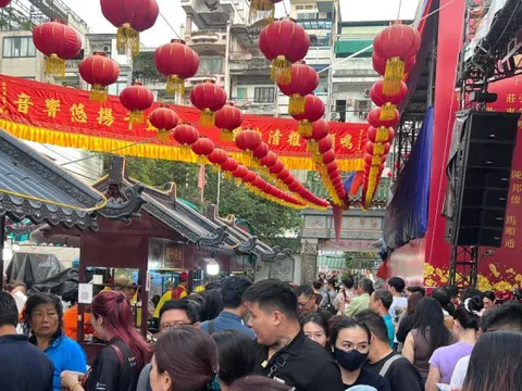 Xếp hàng chờ cả tiếng đồng hồ ăn đậu hũ vàng bán 'mỗi năm một lần'