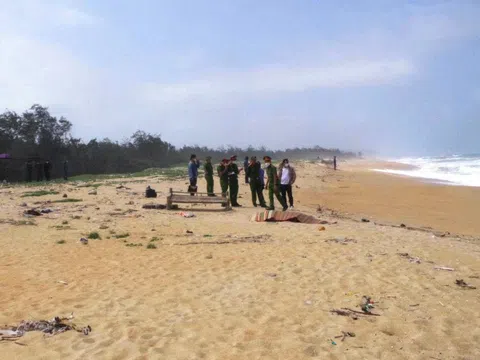 Phát hiện 2 thi thể nam giới trôi dạt vào bờ biển Quảng Ngãi