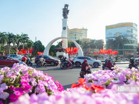 Phố phường, công sở Đắk Lắk rực sắc đỏ chào ngày hội non sông