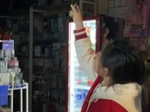 Thấy tiền lì xì gửi ngân hàng lãi quá thấp, bé gái 12 tuổi mở cửa hàng văn phòng phẩm rồi thuê mẹ làm nhân viên, trả lương 350 nghìn/ngày