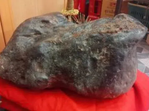 Tảng đá hình con ếch trong cửa hàng bỗng xuất hiện vệt vàng lạ sau Tết, người dân kéo đến xem kín nhà