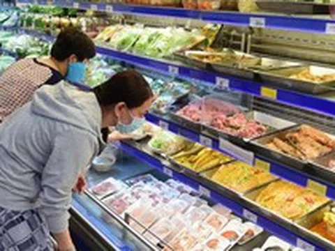 Nhiều người thích mua vì tiện nhưng nhân viên siêu thị nói thẳng: 5 loại thực phẩm này càng bắt mắt càng phải nhìn kỹ