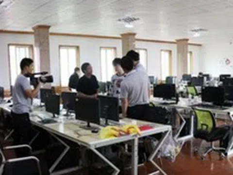 Kiểm tra đột xuất 1 khách sạn, phát hiện 40 máy tính và 100 điện thoại hoạt động 24/7, phanh phui đường dây lừa đảo hơn 38 tỷ đồng