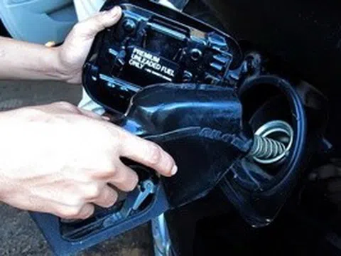 Quản lý thị trường TP HCM: Những cây xăng bán nhỏ giọt và găm hàng đã bị xử lý