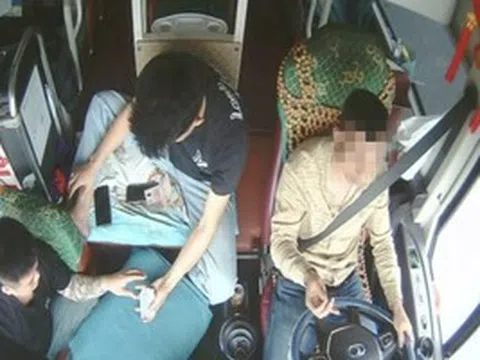 Tài xế cùng 2 phụ xe đánh bạc khi điều khiển xe khách phóng vun vút trên cao tốc